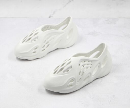 Alternative view of Yeezy Foam RNNR Ararat