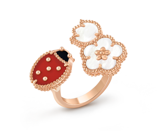 Lucky Spring Between the Finger ring