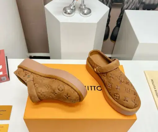 Alternative view of LV Sabot Aspen Plateforme Suede Brown