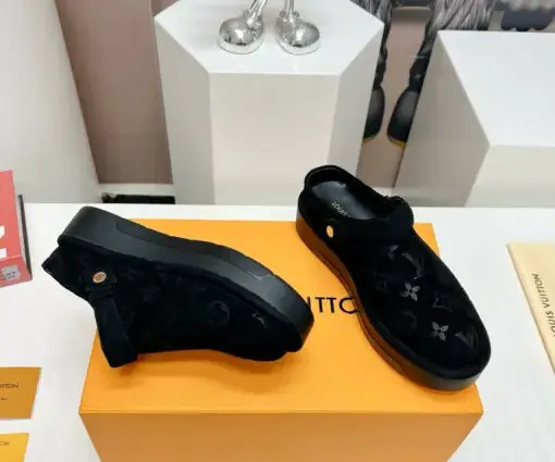 Alternative view of LV Aspen Platform Clog Black