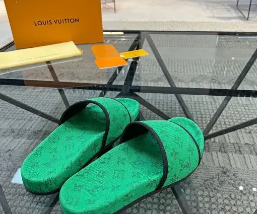 Alternative view of LV Slipper Green