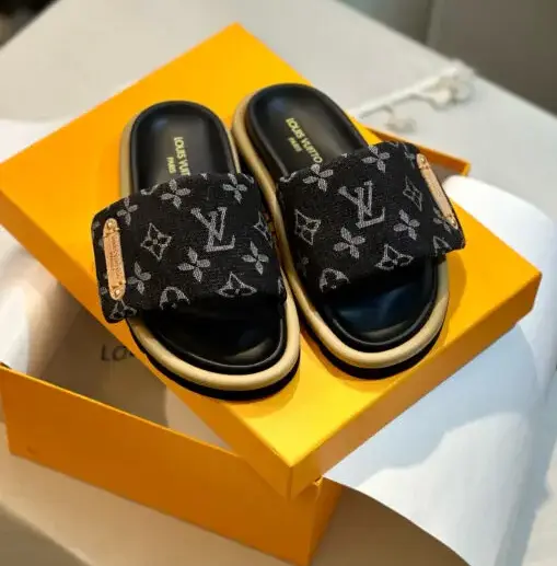 LV Slipper Black